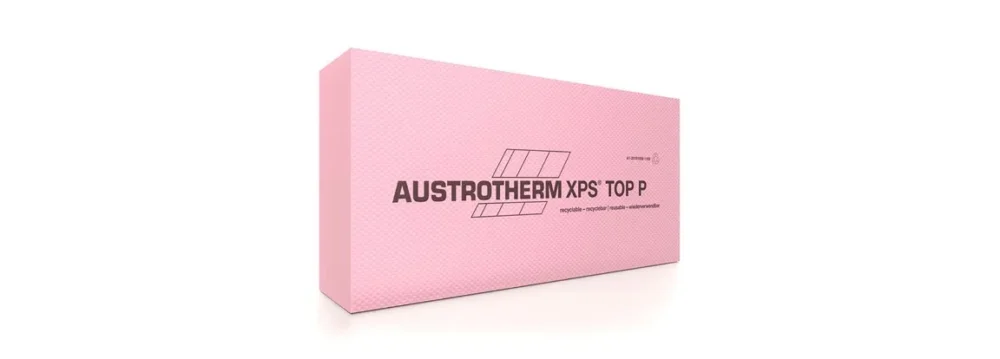 Je zobrazená obdĺžniková ružová doska izolačného materiálu Austrotherm XPS TOP P GK s logom a textom značky spolu s vysoko výkonným styrodurom.