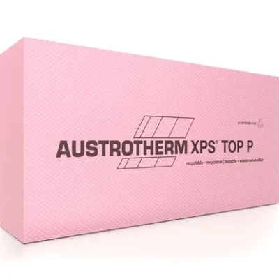 Je zobrazená obdĺžniková ružová doska izolačného materiálu Austrotherm XPS TOP P GK s logom a textom značky spolu s vysoko výkonným styrodurom.
